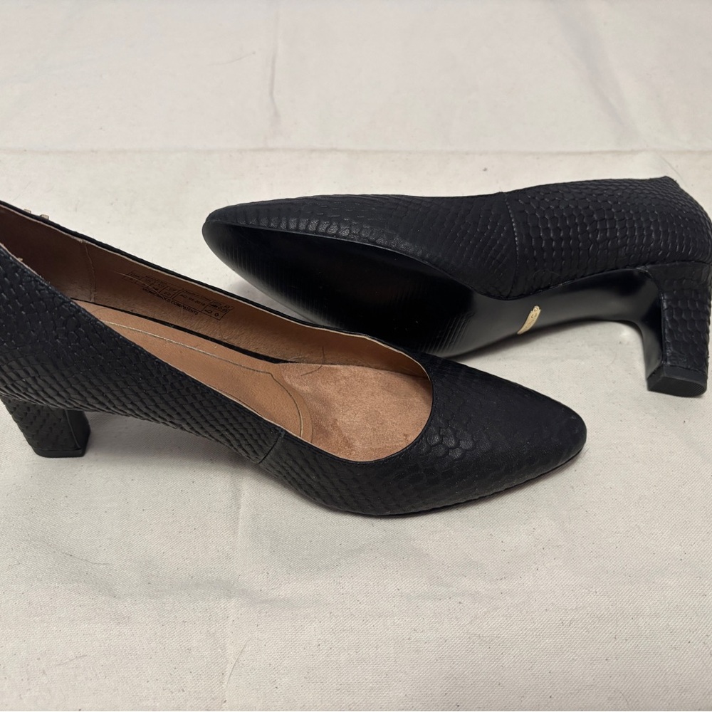 Vionic Black Textured Heels